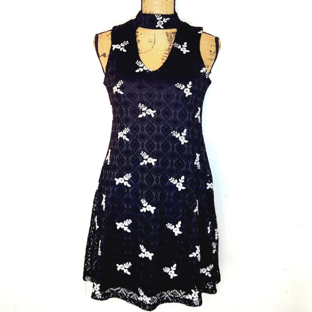 Altar'd State Black Lace White Embroidered Floral Design Choker Dress Size Small